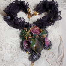 Haute-Couture Blumenpoesie-Anhänger bestickt mit Porzellanblumen, sehr alter violetter Spitze, Kristallen, Rocailles mit Accessoires aus 925er Silber und vergoldet.